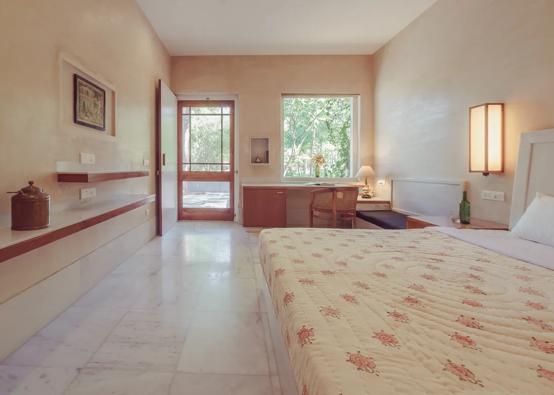 Standard room with bed, writing desk, garden windows, and built-in shelves